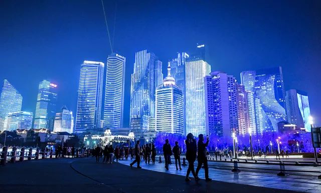 青島沿海夜景有變化 夢幻海洋藍(lán)美出天際(圖)