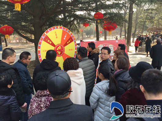 過年期間舉辦的“幸福大抽獎(jiǎng)”活動(dòng)受到游園游客喜愛