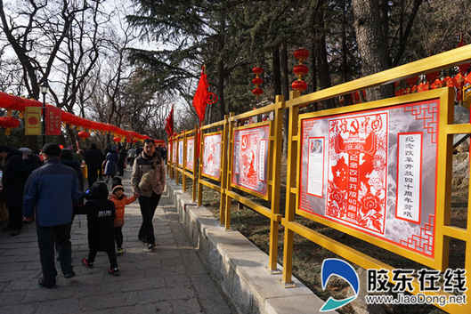 主路兩旁的《紀(jì)念改革開(kāi)放四十周年》主題剪紙展示欄