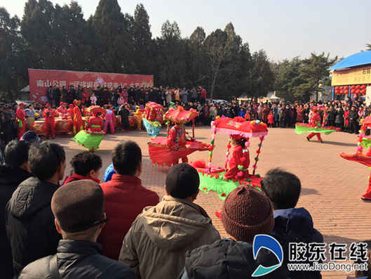 秧歌隊(duì)、腰鼓隊(duì)、花船隊(duì)輪番上陣