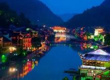 張家界國家森林公園 (袁家界、天子山、金鞭溪) 天門山【玻璃棧道】 民俗大戲—魅力湘西 掛在瀑布上的古鎮—芙蓉鎮 湘西苗寨、鳳凰古城雙飛5日 張家界國家森林公園 (袁家界、天子山、金鞭溪) 天門山【玻璃棧道】 民俗大戲—魅力湘西 掛在瀑布上的古鎮—芙蓉鎮 湘西苗寨、鳳凰古城雙飛5日