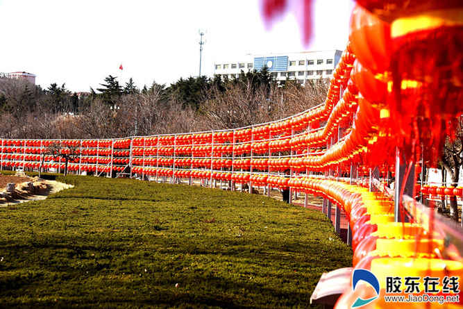 廣場(chǎng)中心為“現(xiàn)代萊山 煙臺(tái)典范”亮化小品