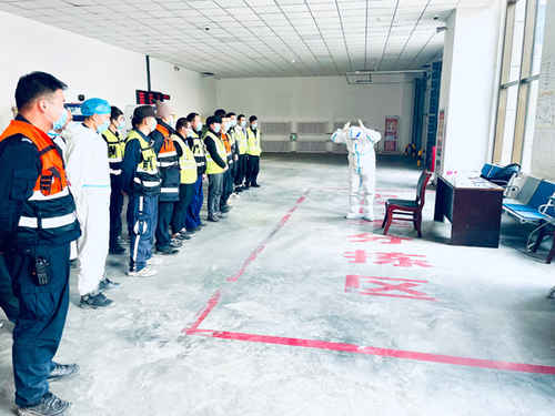 和田機場正上演一場防護服穿脫“大戰”