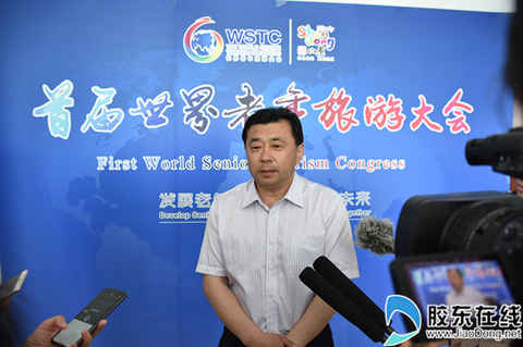 煙臺市旅發委副主任張博接受媒體記者采訪