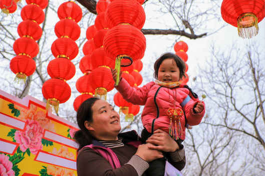⑥游客逛廟會過大年