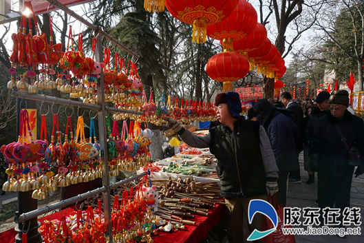 不少市民在選購(gòu)本次廟會(huì)上的特色紀(jì)念品