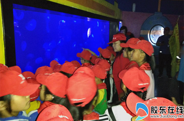 孩子們現(xiàn)場(chǎng)參觀