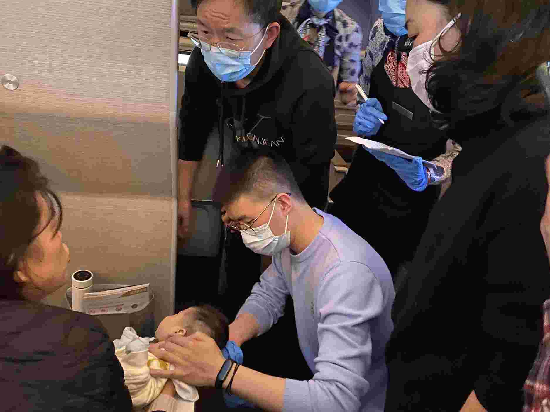 東航MU5804航班緊急備降長沙救助2月大嬰兒