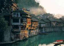 【7月游張家界】張家界、袁家界、煙雨張家界表演、天門山玻璃棧道、黃龍洞、 猛洞河漂流、芙蓉鎮、鳳凰古城豪華雙飛五日