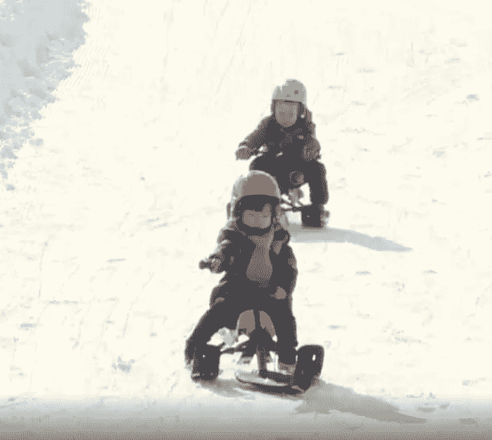 滑雪運(yùn)動(dòng)讓游客“嗨”起來(lái)(組圖)