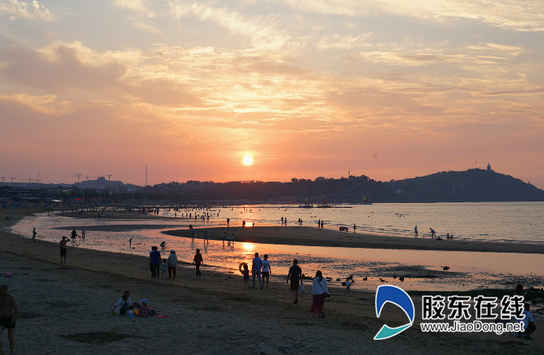 美出天際！蓬萊海邊傍晚出現火燒云