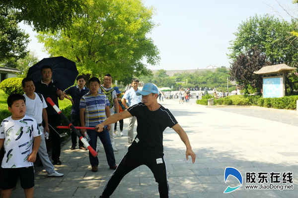 蓬萊閣景區上演太極飛棍神劍“神技” 折服八方游客