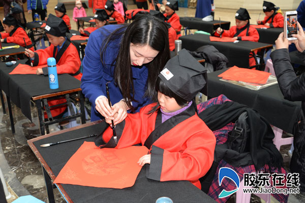 孩子在博物館工作人員指導(dǎo)下“開筆”