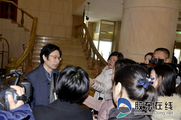 石培華教授接受記者采訪