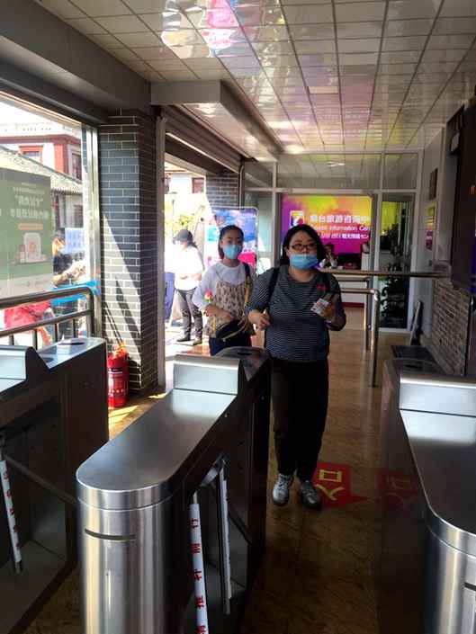 游客有序通過煙臺山驗碼通道