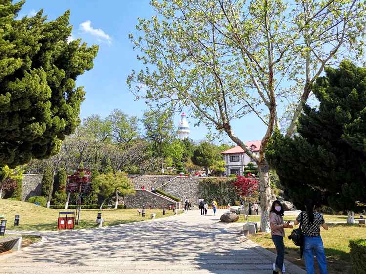 游客參觀煙臺山