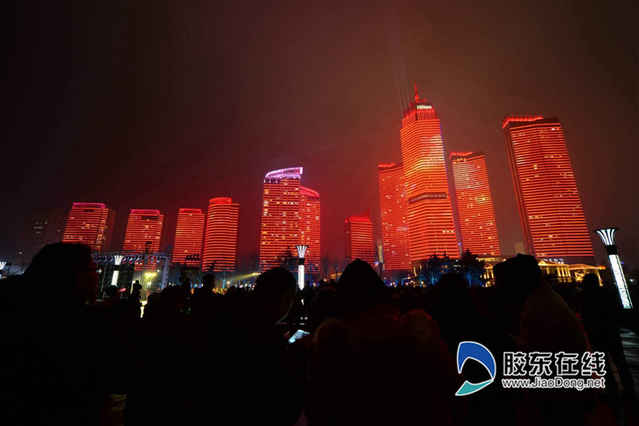 新春走基層：五彩斑斕！煙臺濱海廣場燈光秀點亮冬季星空