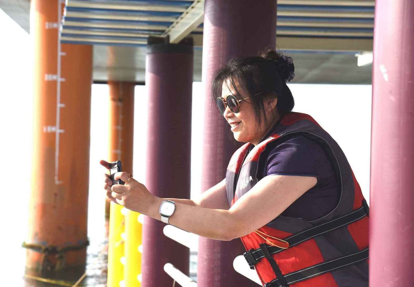 游客正在海洋牧場觀光拍照休閑的一組照片。牛立志攝