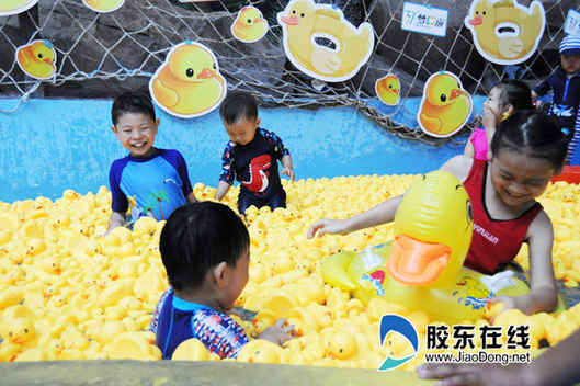 千只小黃鴨狂撒37度夢幻海 “暑期來玩鴨”開啟假期親子游序幕