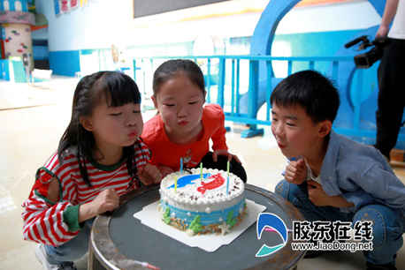 孩子與小海豚共同慶生