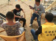 提起籃子，抗起鋤頭，一起刨花生，挖地瓜，拔蘿卜嘍