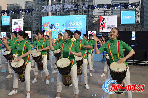 腰鼓方陣活力四射