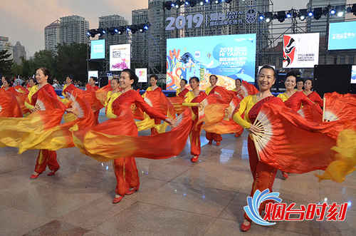 長綢扇方陣亮相,像一支流動的歌謠