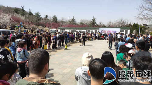 來自于各個高校的滑板高手，各自展示自己獨特的滑板技藝