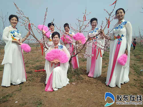 桃花節(jié)上花美人更美