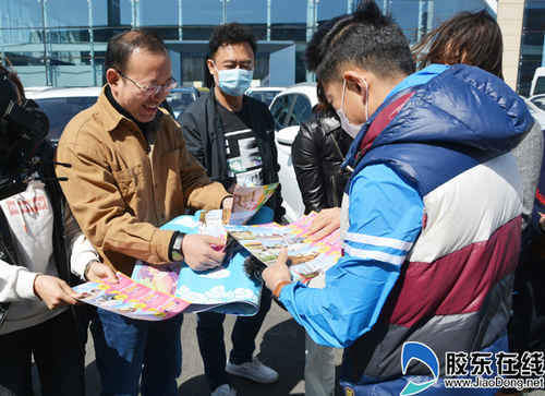 主持人向威海車友發(fā)放蓬萊文