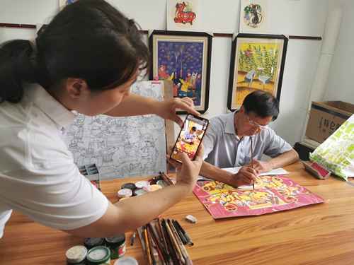 我跟黨走·家鄉(xiāng)蝶變丨中國(guó)現(xiàn)代民間繪畫之美 采訪團(tuán)走進(jìn)鄠邑區(qū)農(nóng)民畫展覽館