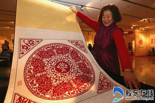 展示剪紙作品(苗偉攝)