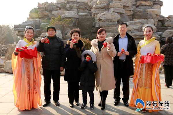 游客與仙女合影