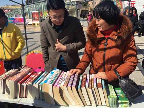 開幕式上現場辦理借閱證