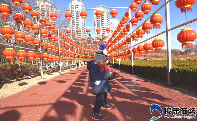 小朋友在燈籠長(zhǎng)廊玩耍的情景