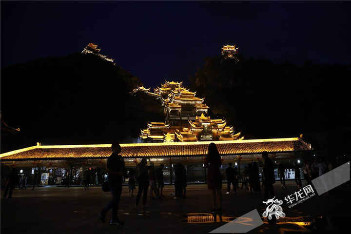彭水蚩尤九黎城夜晚流光溢彩 全國記者看得醉了心 彭水蚩尤九黎城夜晚流光溢彩 全國記者看得醉了心