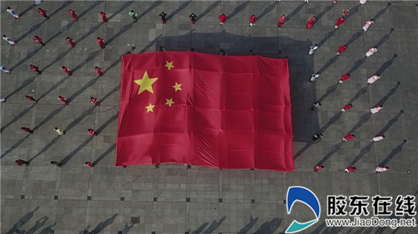 萊陽：音樂旗袍秀“快閃”亮相五龍廣場(組圖)