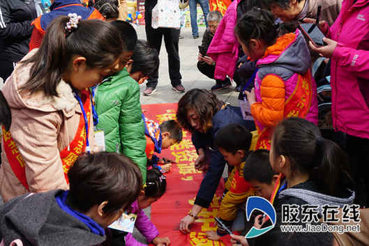 小朋友們在“愛鳥護鳥，從我做起”條幅上簽字